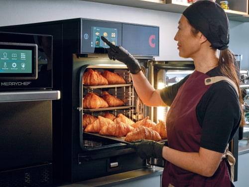 3_Convotherm_mini-pro_6-10-black_action-with-croissants-chef_500x375px-min.jpg